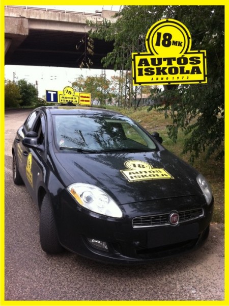 Fekete Fiat Bravo oktatóautó tanuló-tetőtáblával